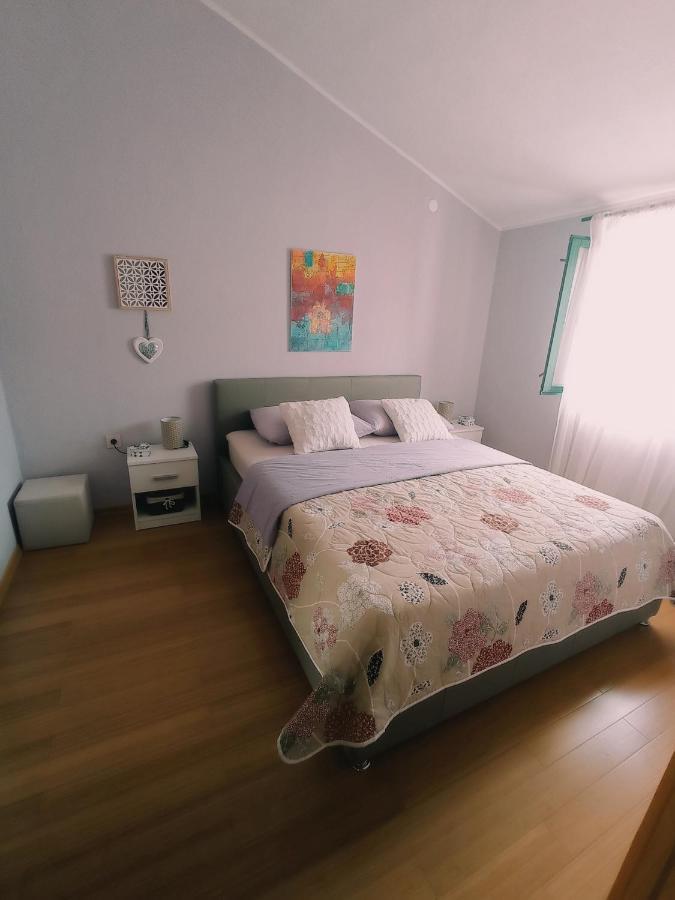 Apartment Silvija Vinisce Exterior photo